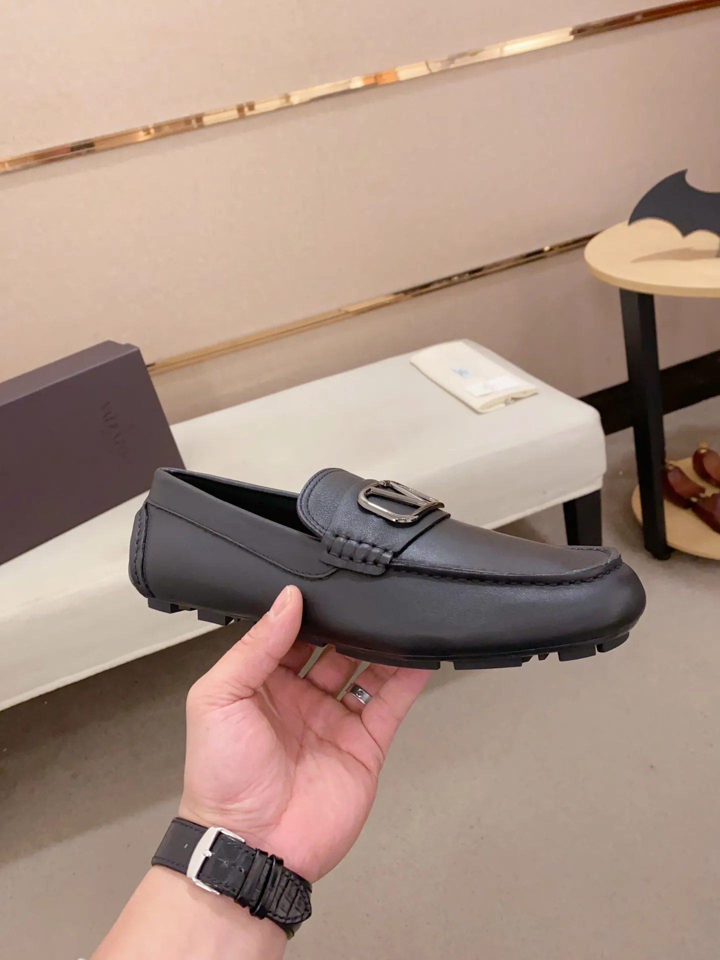 Men's shoes💰: 680💰VALENTINO, made of imported cowhide with imported water-dyed cowhide lining, iconic hardware and iconic wear-resistant outsole. 38-44. 45 VALENTINO packaging can be customized to enjoy the brand’s iconic product packaging